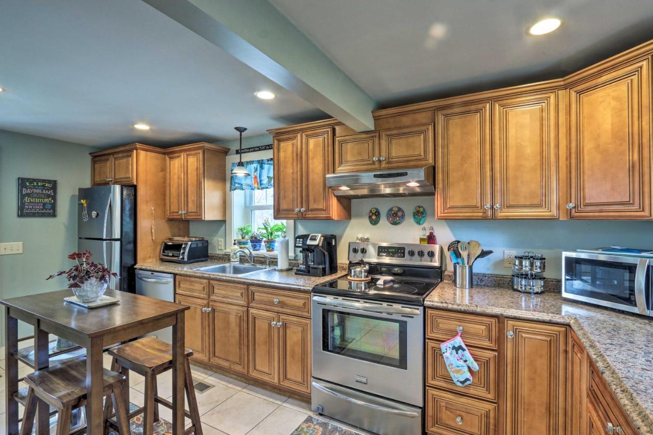 Remodeled Farmhouse In Waterford Near 2 Beaches! Exterior photo